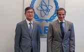 韓國外交部多邊外交協調官咸相旭（左）和國際原子能機構總幹事拉斐爾·格羅西合照。（圖源：韓國外交部） 