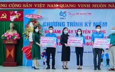 本市企業向貧困青年頒發獎助學金。