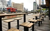 居家令期間，澳大利亞墨爾本南碼頭的戶外餐桌上空無一人。（圖源：Getty Images)