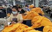 成功紡織品成衣廠的勞工實施“三就地”方案。