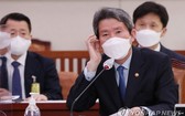 10月18日，在韓國國會，李仁榮出席國政監查會並回答提問。（圖源：韓聯社） 