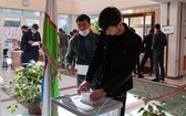 10月24日，選民在烏茲別克斯坦塔什幹投票。（圖源：新華社）