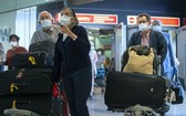 抵達倫敦希思羅機場的乘客佩戴著防護口罩。（圖源：互聯網）