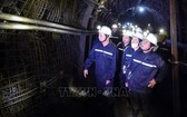 政府副總理黎文成（前右）親往視察胖山煤炭開礦工作。（圖源：越通社）