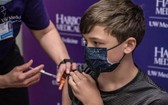 美國食品藥物管理局（FDA）29日正式批准5至11歲兒童接種輝瑞疫苗的緊急使用授權。（圖源：AFP）