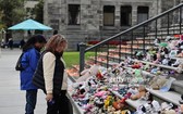 加拿大不列顛哥倫比亞省首府維多利亞市省議會大樓前，擺放著大量兒童玩偶及童鞋，以哀悼在過去的原住民寄宿學校中死亡的兒童。（圖源：Getty Images）