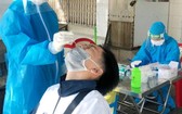一名薄寮市居民接受鼻拭子採樣檢測。（圖源：TNO）