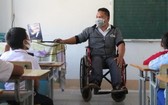 遭遇事故後，阿米克教師要坐輪椅授課。