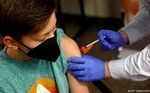 一名小孩接受新冠疫苗注射。（圖源：AFP）