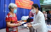 市委原副書記武氏蓉向貧困戶贈送輔助金及救濟品。