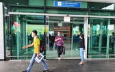 乘搭飛機抵達富國島的遊客走出機場大門。（圖源：國平）
