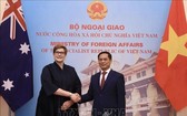 外交部長裴清山與澳大利亞外長兼婦女事務部長瑪麗斯‧佩恩握手合照。（圖源：越通社）