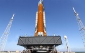 發射平台上的NASA超巨大火箭「太空發射系統」。（圖源：NASA）