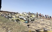 圖為 2019年3月11日，在埃塞俄比亞首都亞的斯亞貝巴附近，人們聚集在墜機現場。（圖源：新華社）
