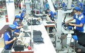 芽皮成衣總公司製衣廠生產車間一隅。