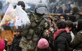 白俄羅斯總統盧卡申科13日下令在靠近波蘭邊境地區聚集的難民點搭建帳篷，並為難民分發救援物資。（圖源：CCTV）