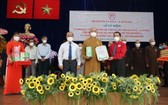 市紅十字會副主席陳文俊（右）、第八郡郡委副書記杜友智向釋慧功和尚頒發獎狀。