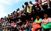 墨西哥東部韋拉克魯斯州發現2輛大卡車，擠滿600名移民。圖為11月17日，另1輛大卡車從韋拉克魯斯州準備開往墨西哥與美國邊境。 （圖源：AFP）