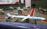 在胡塞媒體辦公室發佈的這張未註明日期的照片中，導彈和無人機在也門一個不明地點的展覽中展出。（圖源：路透社）