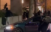 美國加州當地時間11月20日晚，約 80 名蒙面人闖進諾斯壯商店“洗劫”後衝出店外乘車逃逸。（圖源：視頻截圖）