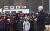 11月26日，在白俄羅斯與波蘭邊境的布魯茲吉邊境檢查站附近的難民聚集區，白俄羅斯總統盧卡申科與難民見面。（圖源：新華社）