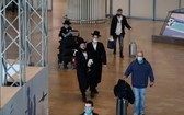 旅客28日抵達以色列特拉維夫近郊的班古里昂機場。以色列宣佈禁止所有外國人入境，本國人返國也必須隔離。（圖源：AFP）