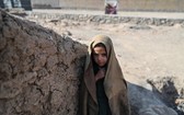 當地時間2021年11月22日，阿富汗赫拉特，在難民營裡的兒童。（圖：視覺中國）