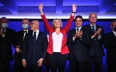 佩克萊斯（中）成為法國共和黨首位女性總統候選人。（圖：AFP）