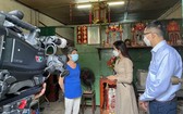 越南電視台訪問豪仕坊內一位華人老街坊。