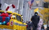 11月23日，戴口罩的行人從美國紐約街頭的節日裝飾旁走過。（圖：新華社）