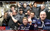 進入國際空間站後向攝像頭揮手的前澤友作(前排中)。（圖：共同社）