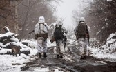 2021年12月7日，烏克蘭士兵在烏克蘭頓涅茨克地區卡捷琳夫卡附近巡邏。（圖：AP）