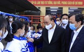 國家主席阮春福探望社群文化室與學生交流。（圖：越通社）