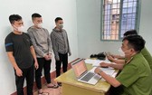 三名黑信貸團夥成員在派出所向調查員供稱犯罪過程。(圖:童元)
