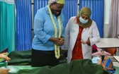 聯合國人口基金執行主任 加內姆（左）在也門一家醫院與患者交談。（圖：聯合國）
