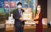 UNFPA 駐越南首席代表北原直美（右）向衛生部母親與兒童保健司副司長丁英俊移交防疫設備。（圖：越通社）