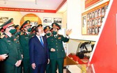 國家主席阮春福參觀政治軍官學校傳統室。（圖：人民軍隊報）