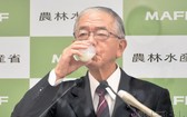 12月17日，日本農相金子原二郎在記者會上喝酸奶飲品。（圖：共同社）