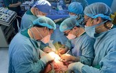 手術團隊為病童進行肝臟移植手術。（圖：院方提供）