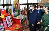 政府總理范明政參觀武元甲大將書籍展。（圖：VGP）