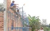 古芝縣的建築工人在有欠安全的環境下工作。