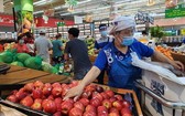 本市的超市系統增加儲備兩、三倍的商品以為年貨市場服務。