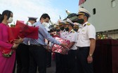 慶和省人委會副主席丁文紹代表該省人民和各部門向士兵們贈送春節禮物。（圖：潘六）