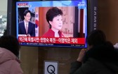 12月24日，人們在韓國首爾站候車室觀看與前總統朴槿惠特赦有關的新聞。（圖：）