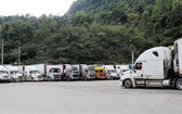 運貨車在諒山省口岸等待通關。