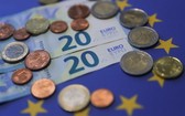 這是2021年12月30日在比利時布魯塞爾拍攝的歐元紙幣與硬幣。（圖：新華社）