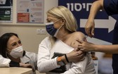 一名以色列婦人12月31日接種第4劑輝瑞新冠疫苗。（圖：AP）