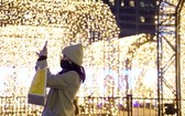當地時間2021年12月24日，聖誕平安夜，加拿大多倫多市政廳廣場的彩燈展吸引民眾駐足留影。（圖：互聯網）