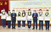歷次國際比賽取得成績的模範出色學生獲頒發獎狀。（圖：越通社）