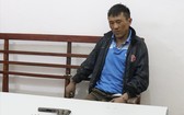 被抓獲的通緝犯盛阿離及其身上繳獲的手槍一支和子彈。(圖:警方提供)